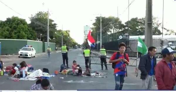 La Nación / Indígenas bloquean ingreso al microcentro y exigen víveres