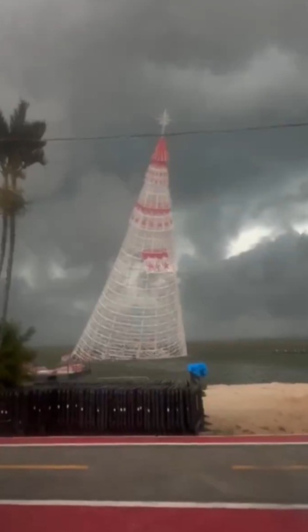 Tragedia en Brasil: árbol flotante de Navidad cayó y mató a trabajador - Unicanal
