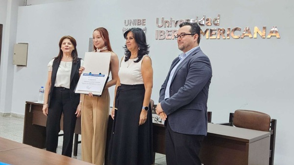 EGRESADA DE PSICOPEDAGOGÍA DE LA UNAE RECIBE MENCIÓN DE HONOR EN CONCURSO NACIONAL DE JÓVENES INVESTIGADORES - Itapúa Noticias