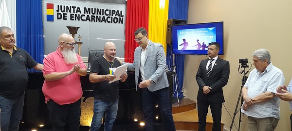 Junta Municipal de Encarnación rinde homenaje al exjugadores del Club Pettirossi campeones del Torneo República 1988/1989