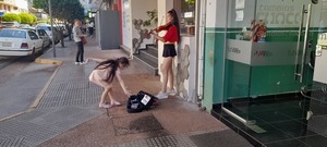 Joven violinista lleva su música a las calles para financiar sus estudios de nutrición
