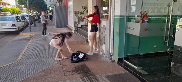 Joven violinista lleva su música a las calles para financiar sus estudios de nutrición