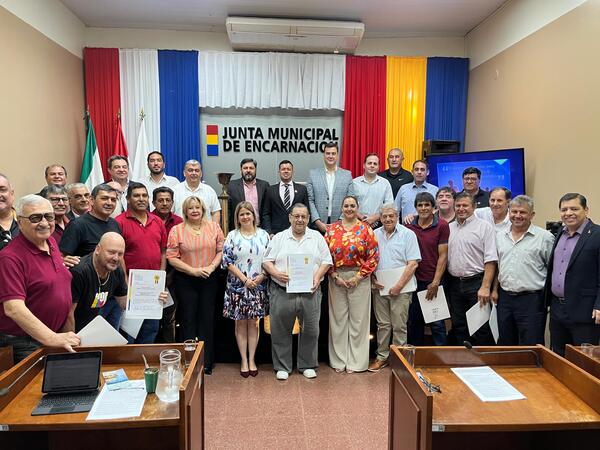 Junta Municipal de Encarnación rinde homenaje al exjugadores del Club Pettirossi campeones del Torneo República 1988/1989