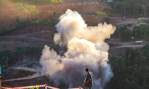 Obras en el nuevo puente sobre el río Monday progresan con detonaciones controladas