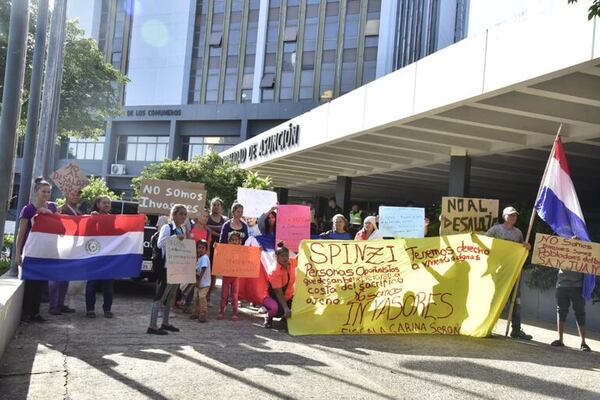 Vecinos de distintos barrios se manifiestan frente a la Municipalidad ante amenaza de desalojo - Nacionales - ABC Color