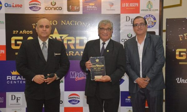 Rector de la UNE recibe el “Galardón Alto Paraná”