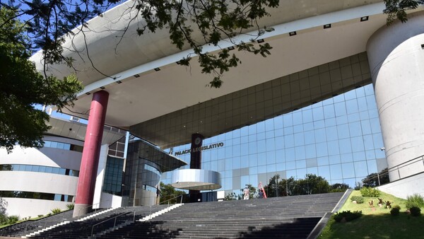 Destituyen a director del Congreso detenido en caso de estafa a colonos