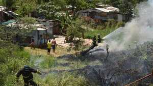 Susto en la Costanera por incendio a raíz de la quema de pastizal