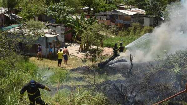 Susto en la Costanera por incendio a raíz de la quema de pastizal