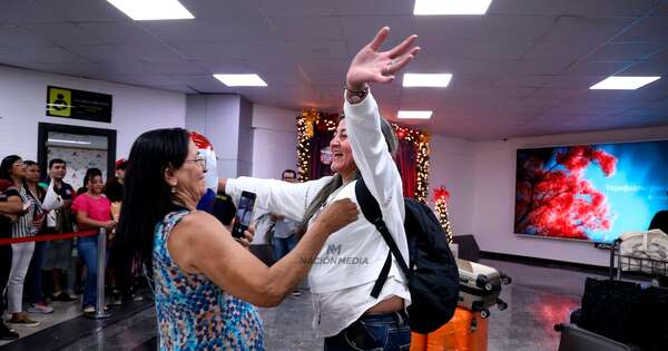 La Nación / Emotivos reencuentros se viven en el aeropuerto con la llegada de compatriotas para las fiestas
