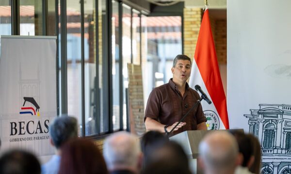 Gobierno distribuirá 5.000 becas a estudiantes destacados y vulnerables