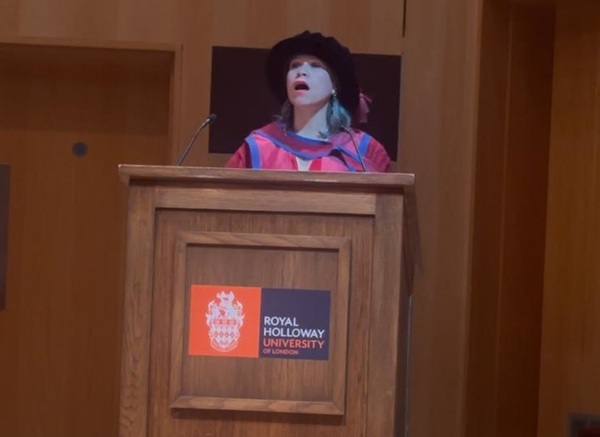 Primera paraguaya etnomusicóloga rindió homenaje a la guarania en su discurso de graduación en Londres • RADIO NACIONAL