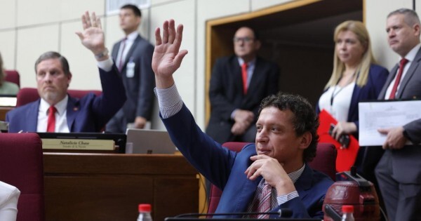 El Senado elimina la inscripción automática para votar y complica a los paraguayos en el exterior