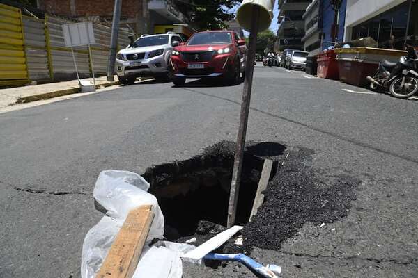 Aparece enorme bache en pleno microcentro y podría generar una tragedia - Nacionales - ABC Color