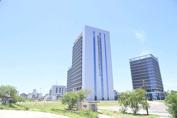 Recién inician trabajos preliminares para reparar revestimiento dañado de edificio del Puerto - Economía - ABC Color