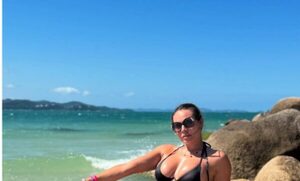 ExMiss Tanga peló cuero en la playa y calienta motores para próxima corona