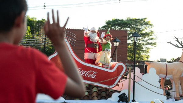 La caravana de Coca-Cola recorrió Asunción llevando la magia navideña.