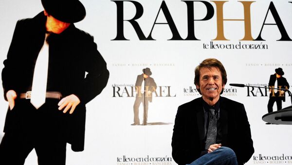 El cantante español Raphael "está bien" tras su repentina hospitalización