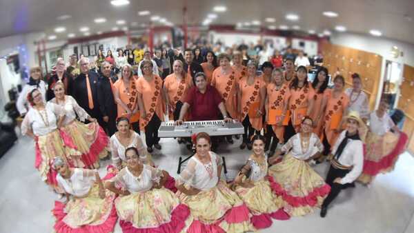 Con música, danzas y sorpresas amenizaron festejo en la redacción de ÚH