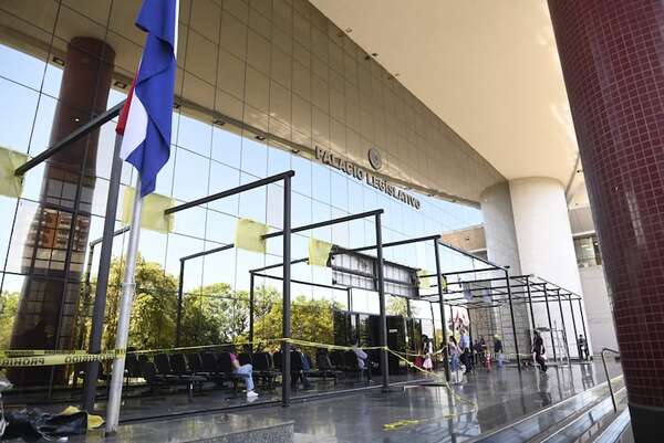Cartistas finalmente ascienden a cuestionados oficiales y comisarios - Política - ABC Color