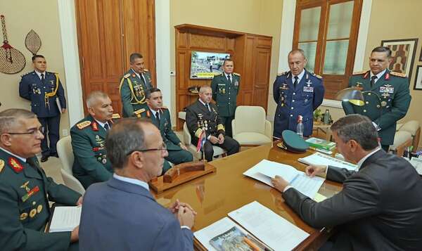 Jefes militares ascienden y reciben bastón de mando - Política - ABC Color