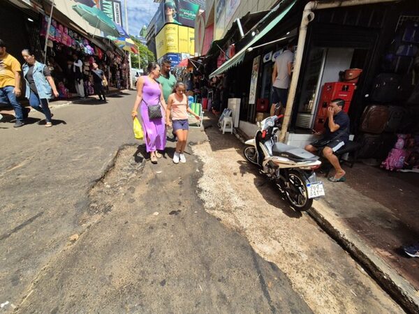 Prieto se vanagloria de adornos navideños y olvida baches y calles destrozadas en CDE - La Clave
