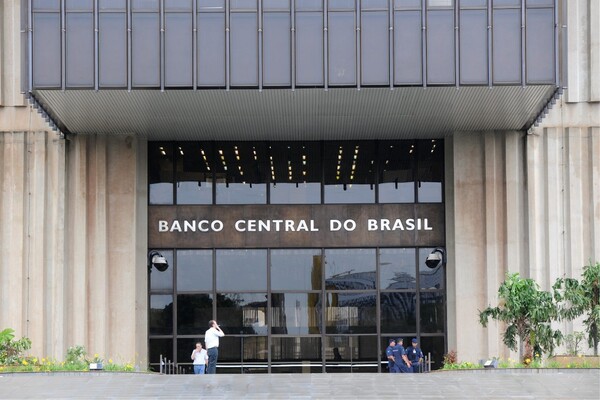 Brasil enfrenta depreciación del real con dos subastas de dólares - 1000 Noticias