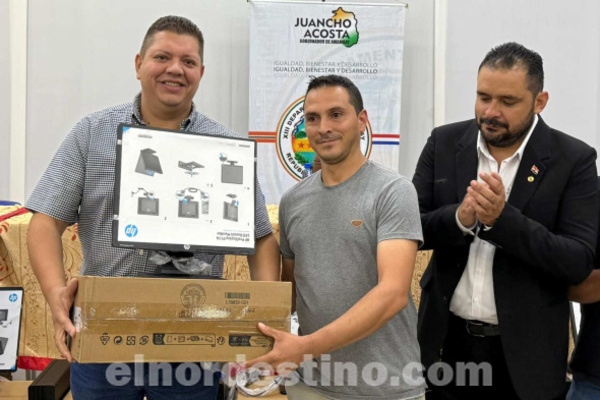 Reafirmando su compromiso con la Educación, gobernador Juancho Acosta entrega equipos informáticos a escuelas y colegios - El Nordestino