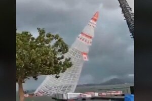 Un árbol navideño de 56 metros cayó y un joven murió aplastado en Brasil - 1000 Noticias
