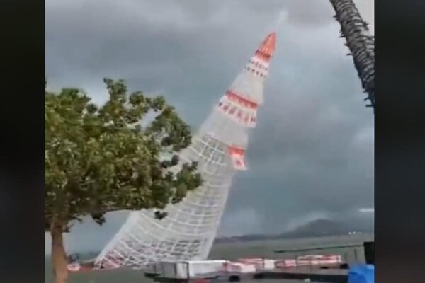 Un árbol navideño de 56 metros cayó y un joven murió aplastado en Brasil - 1000 Noticias