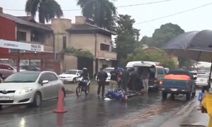 En plena lluvia, motociclista fallece tras choque en la transitada avenida Avelino Martínez – Prensa 5
