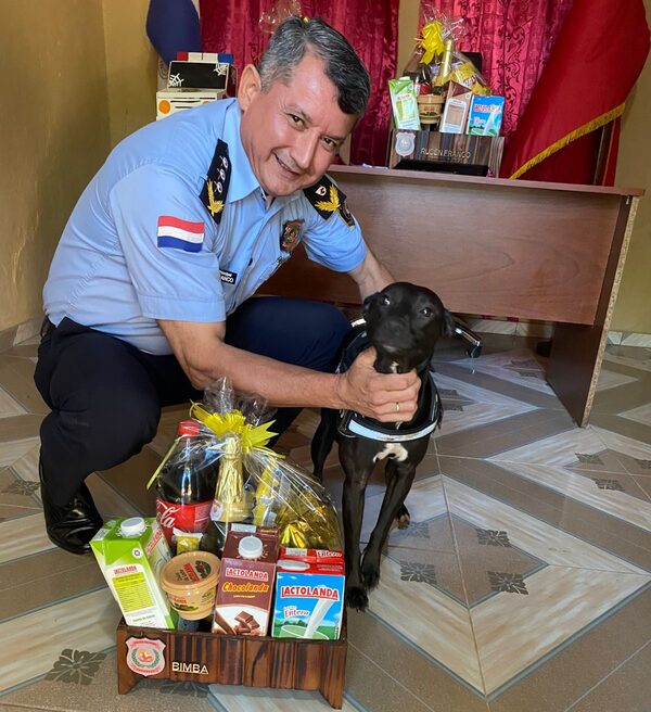 BIMBA LA PERRITA POLICÍA YA RECIBIÓ SU CANASTA DE NAVIDAD