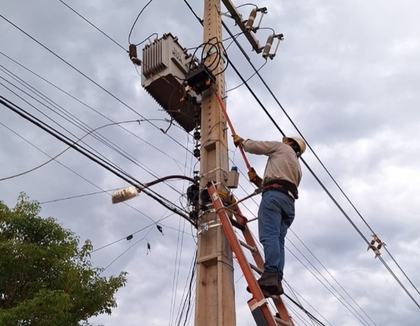 Tormentas dejan sin luz a unos 6.000 usuarios en Asunción - ADN Digital