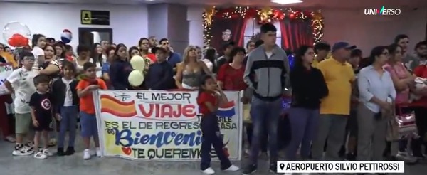 Con globos y lágrimas: emotivos reencuentros de compatriotas en el Silvio Pettirossio - ADN Digital