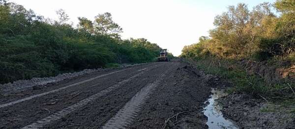 Tras denuncia de indígenas Ishir, reparan caminos y evitan aislamiento en Bahía Negra - Noticias del Chaco - ABC Color