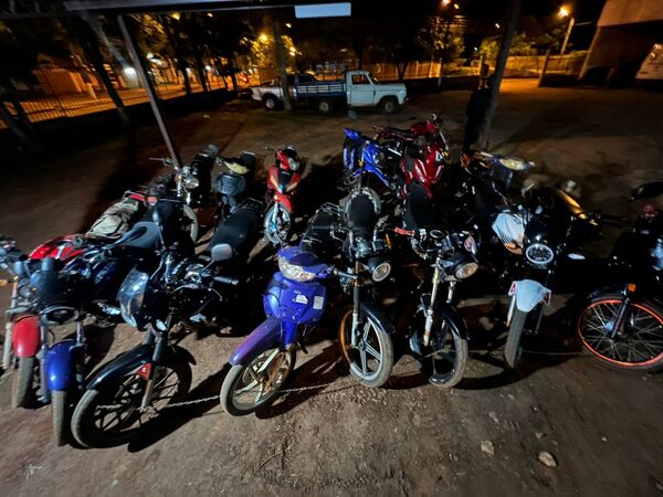 POLICÍA INCAUTÓ 14 MOTOCICLETAS POR IRREGULARIDADES EN NATALIO - Itapúa Noticias