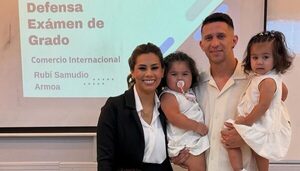 [GALERÍA] ¡Doña de pelotero del Ciclón se volvió licenciada y le dedicó su título a él!