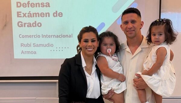 [GALERÍA] ¡Doña de pelotero del Ciclón se volvió licenciada y le dedicó su título a él!