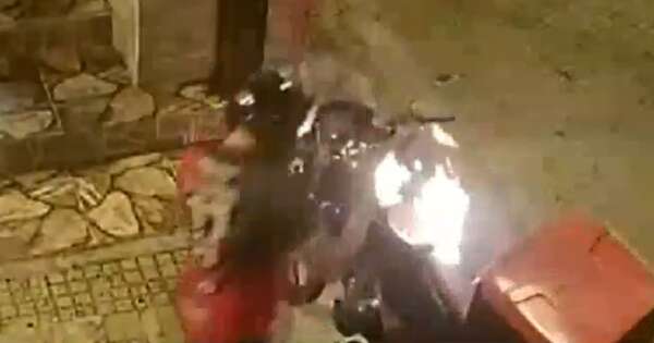 Diario HOY | Delivery se disponía a entregar pedidos cuando su moto ardió en llamas