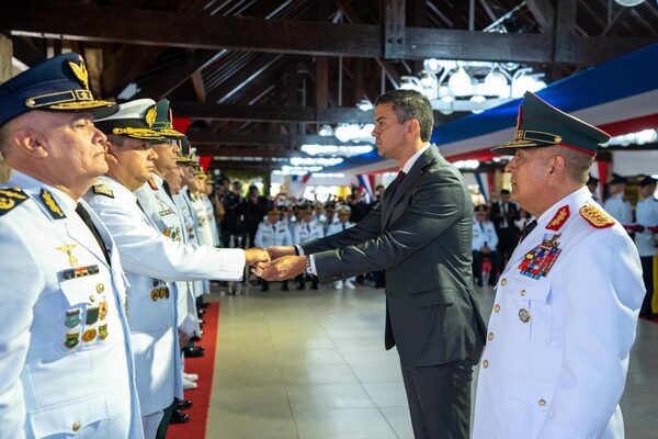 Presidente de la República entrega bastón de mando a oficiales superiores de las FFAA • RADIO NACIONAL