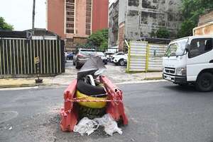 Grotesco remiendo de gigantesco pozo, que ya se tragó hasta vehículos - Nacionales - ABC Color