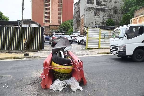 Grotesco remiendo de gigantesco pozo, que ya se tragó hasta vehículos - Nacionales - ABC Color