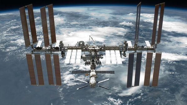 Cosmonautas rusos efectúan caminata espacial para instalar un espectrómetro en la EEI
