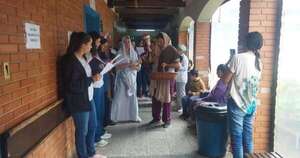 La Nación / Médicos residentes cantaron villancicos a niños hospitalizados en Clínicas