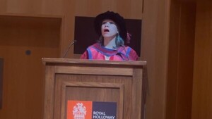 Paraguaya celebró con estrofas de guarania su doctorado en Londres