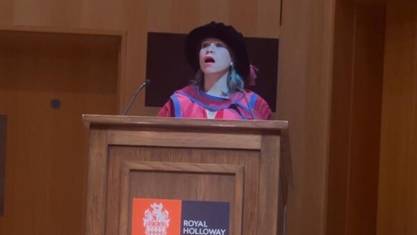 Paraguaya celebró con estrofas de guarania su doctorado en Londres