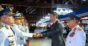 La Nación / Peña reconoce esfuerzo profesional en entrega de bastón de mando a jefes militares