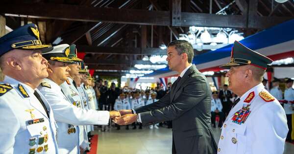 La Nación / Peña reconoce esfuerzo profesional en entrega de bastón de mando a jefes militares