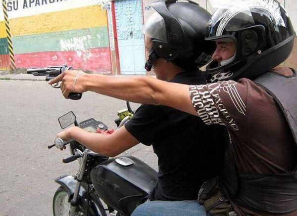 Motochorros asaltan un local comercial en Itá