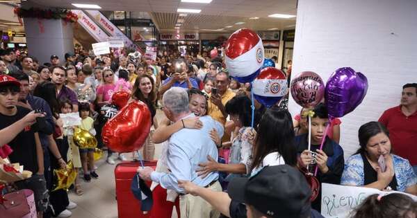 La Nación / Emotivos reencuentros se viven en el aeropuerto